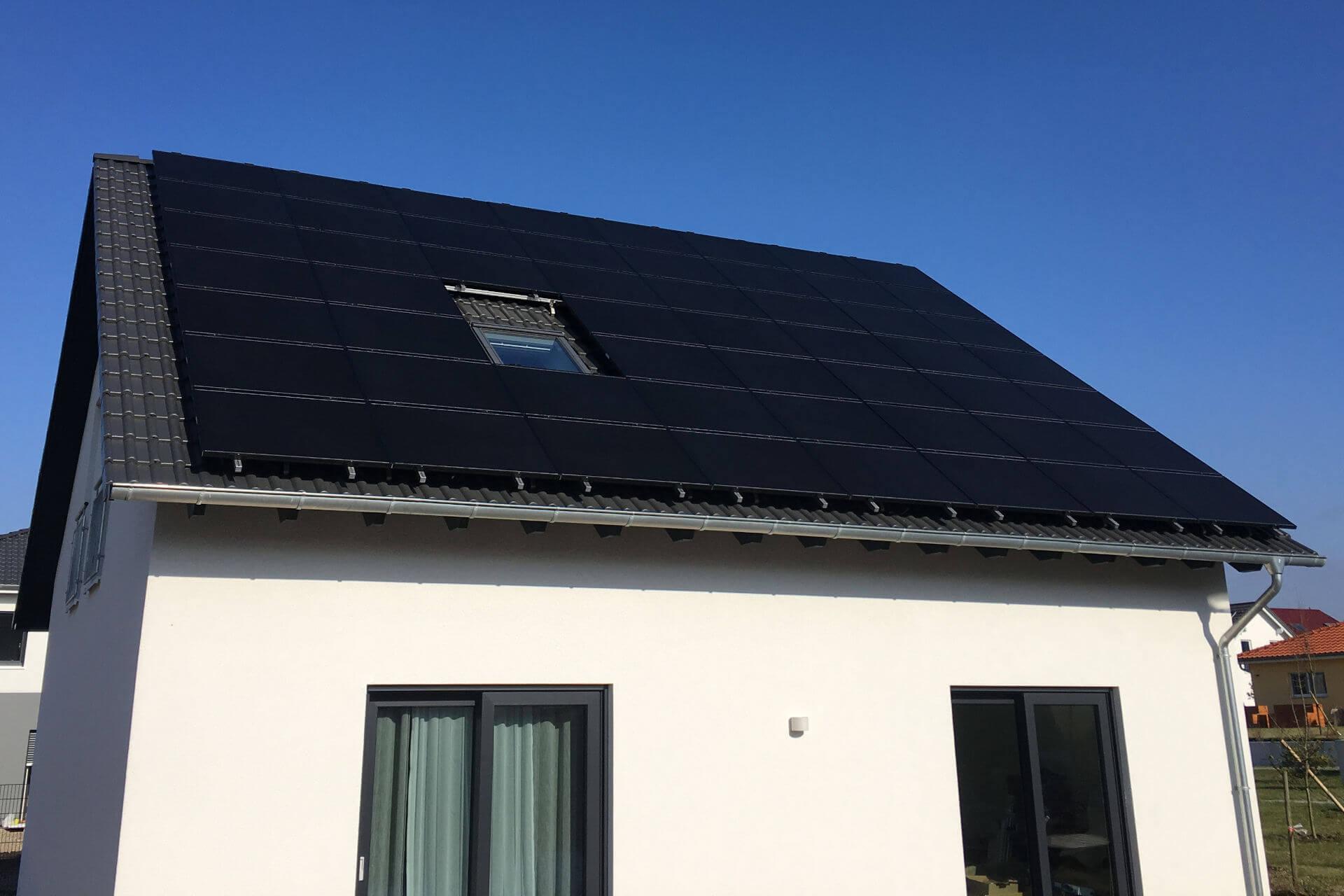 Product PV-System mit Fullblack-Modulen auf Satteldach eines Einfamilienhauses | Gexx aeroSol image