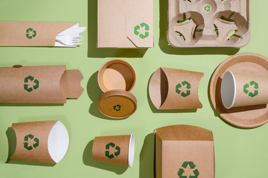 Different Packagings, all with recycle Logo on an green background